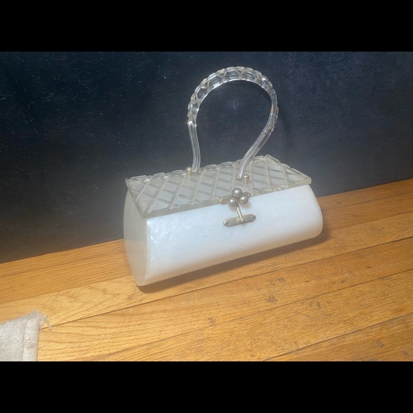 Vtg. Lucite Pearl Bevelled handbag Circa 1953 - Picture 2 of 9